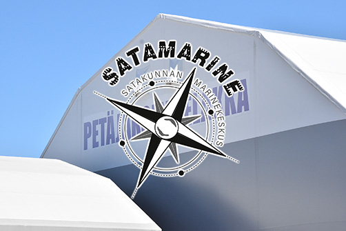 Suuri venehalli jossa lukee Petäjäksen Telakka ja päällä uusi Satamarinen logo.